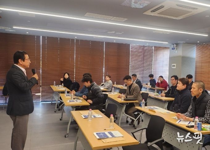 28일 하남시벤처센터 3층에서 개최된 「2025 중소기업 수출·무역 설명회」에서 이현재 하남시장이 인사말씀을 전하고 있다.