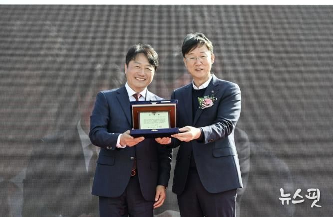 이민근 안산시장(오른쪽)이 윤동열 안산대학교 총장(왼쪽)으로부터 감사패를 전달받고 함께 기념촬영을 하고 있다.