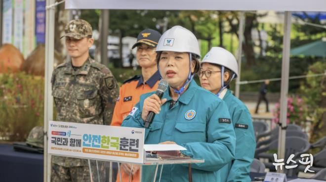 2025 재난대응 안전현국훈련에서 신계용 시장이 발언하고 있다