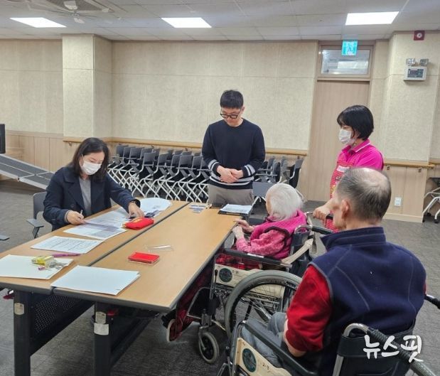 지난 30일 민생회복 소비쿠폰 TF팀이 시립노인요양센터를 방문해 입소 어르신을 대상으로 민생회복 소비쿠폰 신청을 지원하고 있다.