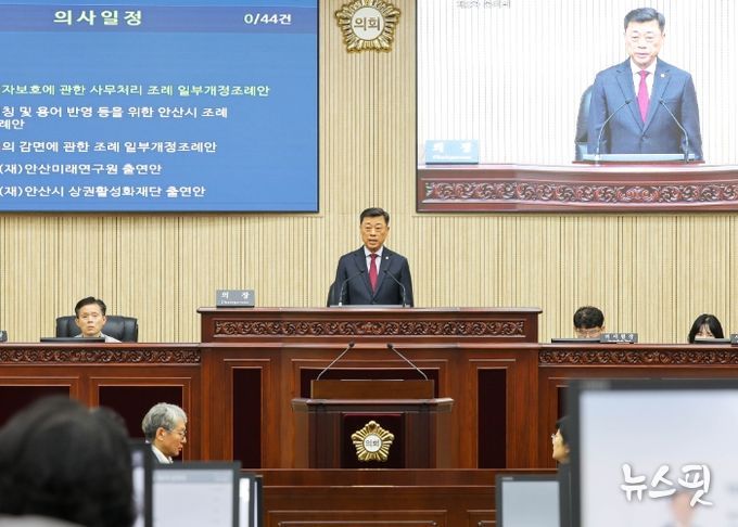 안산시의회가 31일 김재국 부의장의 주재로 열린 제299회 임시회 제2차 본회의를 끝으로 제299회 임시회 의사일정을 마무리했다. 사진은 이날 본회의 중 한 장면.