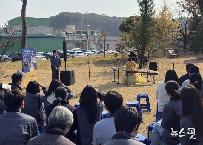 화성시립양감작은도서관이 31일 기업 근로자를 위한 찾아가는 문화공연을 운영하고 있다