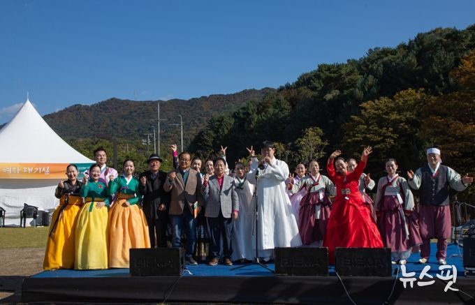 주광덕 시장과 예술인들이 기념사진을 찍고 있다