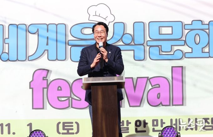 정명근 화성특례시장이 페스티벌 개최 축하 인사말을 전하고 있다.(화성시 제공)