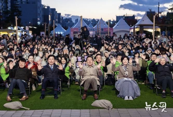 이재준 수원시장(가운데), 백혜련 의원(수원시을), 수원시의회 윤경선 의원, 이병진 수원도시재단 이사장, 김종석 권선구청장 등이 탄소중립 한마당 축제에 참가한 시민들과 함께하고 있다.