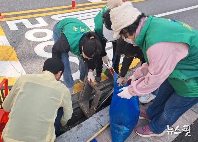 광명시 철산3동 새마을부녀회는 지난 10월 31일 철산 상업지구 일대에서 낙엽 쓸기 등 환경정비 활동을 진행했다.