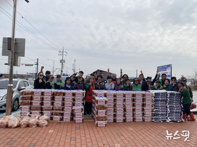 파주시 월롱면 새마을회, 관내 기업과 협력해 ‘이웃사랑 김장김치·쌀 나눔 행사’… 희망과 온기 전해