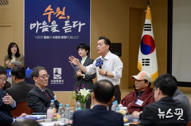 이재준 시장이 행궁동 새빛만남에서 이야기를 하고 있다.