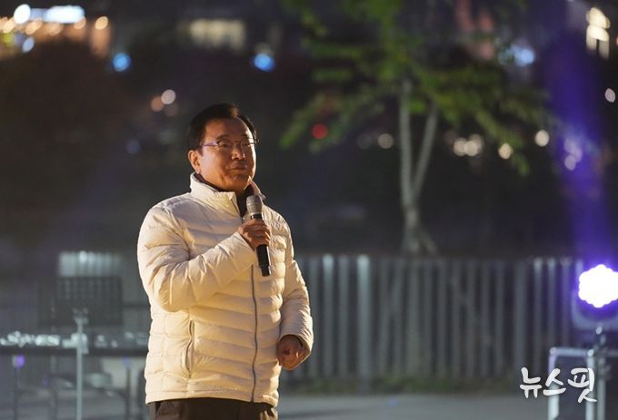 2일 이현재하남시장이 미사호수공원에서 열린 ‘2025 Stage 하남! 버스킹’ 굿바이공연에서 인사말을 전하고 있다.
