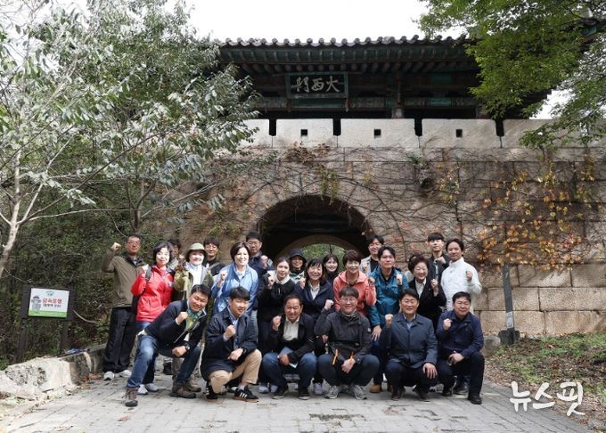 북한산성 대서문 앞에서 현장 설명회 참여자들이 기념촬영하고 있다.