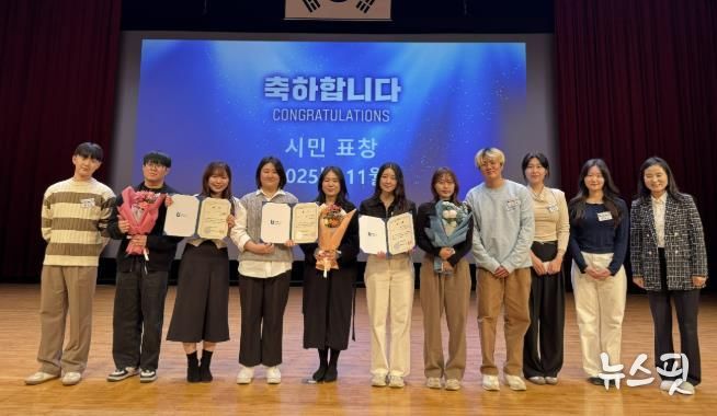 혁신나래연구단 우수과제 수상 팀이 수상 후, 기념사진을 촬영하고 있다.