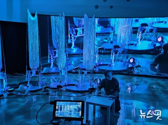 권병준 작가가 프리뷰 퍼포먼스를 진행하고 있다.