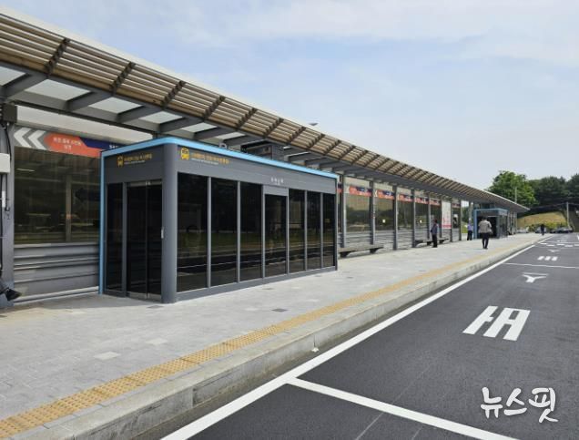 오이도역 버스정류소에 위치한 '스마트 셸터'