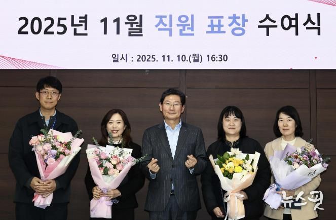 이상일 용인특례시장(가운데)은 10일 학습연구동아리 발표대회 수상자들에게 표창을 수여했다. (왼쪽부터 'The모임', '용인의푸른밤', '헬로용', '희로애락' 대표)