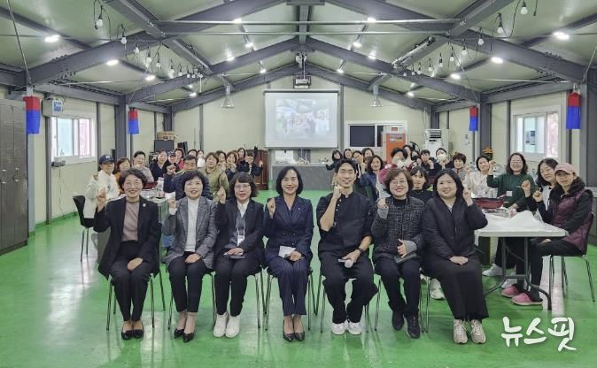 이선희 문화체육관광국장(맨 앞줄 가운데)이 지난 11일 상록수 된장마을 교육실에서 열린 ‘2025년 하반기 건강 저염장 아카데미’ 수료식에서 수료자들과 함께 기념촬영을 하고 있다.