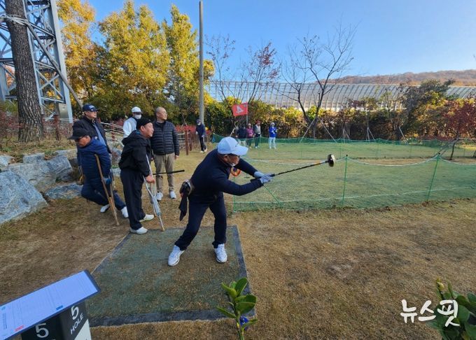12일 오전 기형도문화공원 파크골프장에서 열린 ‘제1회 광명시장배 장애인 파크골프대회’ 참가자들이 경기를 하고 있다.