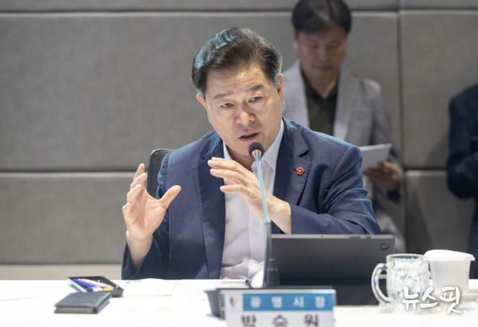 박승원 광명시장이 지난 9월 시청 컨퍼런스룸에서 열린 '2025년 제2차 재정전략회의'에 참석해, 재정 전문가들과 함께 국가 재정정책 기조에 따른 지방 대응 전략과 광명시 재정 혁신 방향을 심도 있게 논의했다.