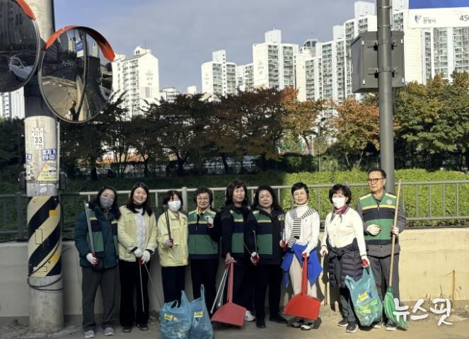 광명시 광명1동 행정복지센터(동장 김숙자)는 지난 13일 통장협의회와 함께 겨울철을 앞두고 쾌적한 주거환경 조성을 위한 환경정화 활동을 했다.