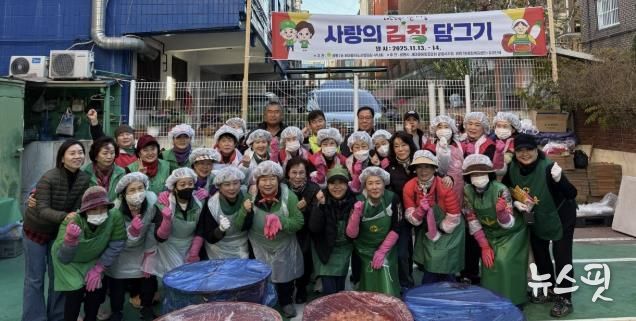 광명시 광명7동 새마을지도자협의회(회장 이정숙)와 새마을부녀회는 지난 13일부터 14일까지 이틀간 ‘사랑의 김장김치 담그기’ 행사를 진행했다.