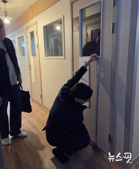 수원특례시, 유관기관 관계자들이 신종·변종 룸카페를 대상으로 합동점검을 진행하고 있다.(수원시 제공)