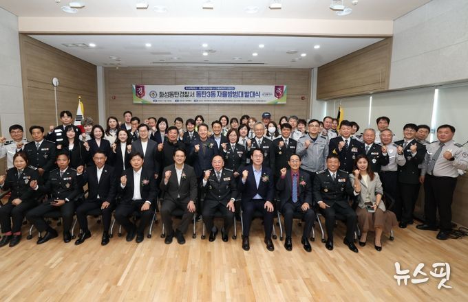 정명근 화성특례시장이 전용기 국회의원 등 참석내빈과 함께 기념 촬영을 하고 있다.(화성시 제공)