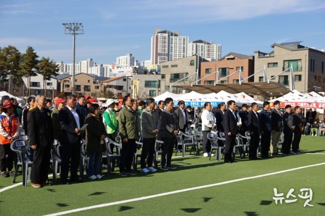 동탄9동 체육대회에 개회에 앞서 차성훈 동탄출장소장과 배정수 호성특례시 의회 의장 등 내빈과 참가자들이 국민의례를 하고 있다.(화성시 제공)