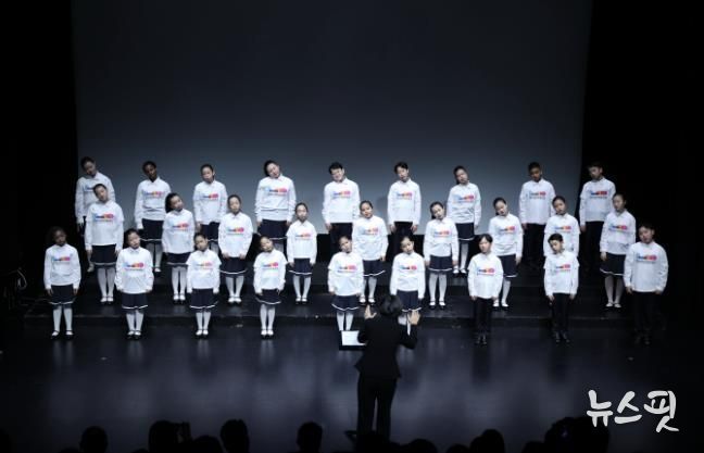 안산시 세계소년소녀합창단이 15일 소극장 보노마루에서 열린 ‘제15회 정기연주회’ 무대에서 합창을 하고 있다.