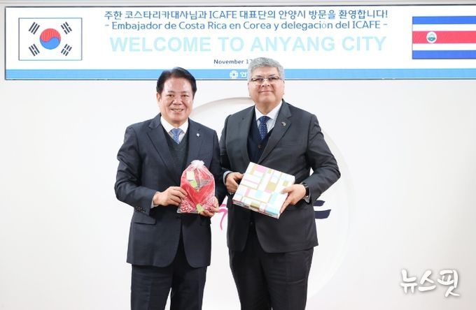 최대호 안양시장(왼쪽) 호르헤 발레리오 주한 코스타리카대사(오른쪽)