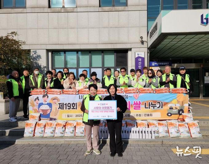 진솔회 김보영 회장(왼쪽)과 정미연 부천시 복지정책과장(오른쪽), 진솔회 회원들이 전달식 기념사진을 찍고 있다.