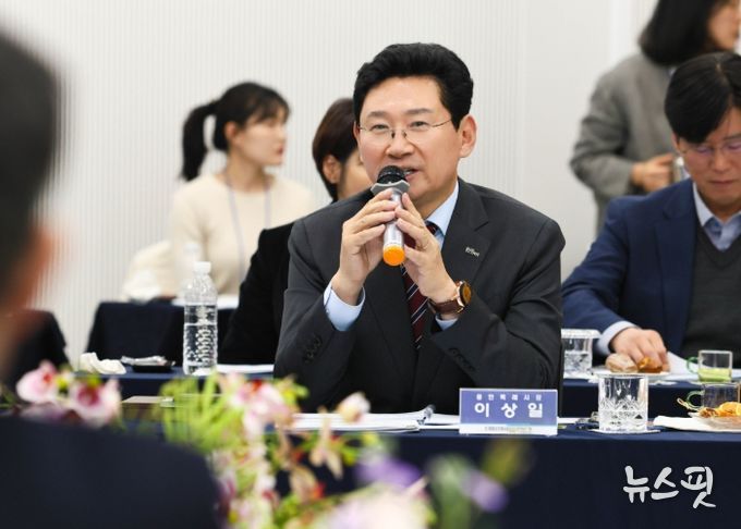 이상일 용인특례시장이 21일 열린 '대한민국특례시시장협의회 2025 하반기 정기회의'에서 인사말을 하고 있다.