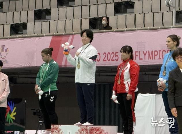 안산시장애인체육회 소속 홍은미 선수가 17일 ‘2025 도쿄 하계 데플림픽(청각장애인올림픽)’에서 유도 개인전 금메달을 입상하고 있다.