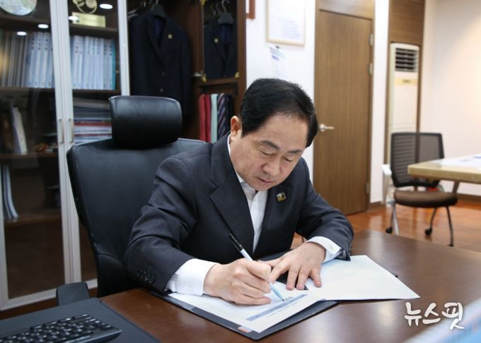 2025년 4월 7일 헌법재판소 심리 촉구 탄원서에 서명하는 주광덕 남양주시장