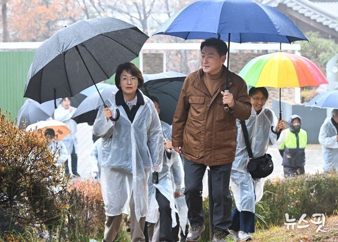 김동근 시장이 11월 25일 추동공원에서 추동 숲정원 시민참여단과 현장 점검을 하고 있다.