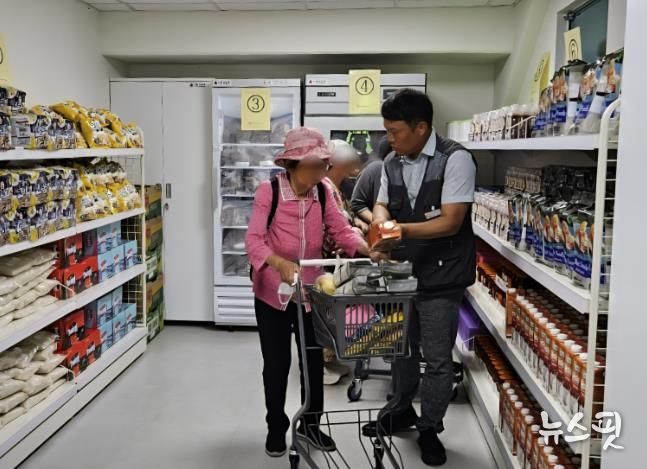 '그냥드림' 시범 사업장으로 선정된 광명푸드뱅크마켓 센터에서 취약계층에 식품을 지원하고 있는 모습