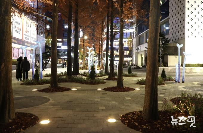 바닥 조명이 새롭게 설치된 서현역 공공공간의 모습