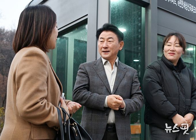 김동근 시장이 11월 26일 신곡동 이편한세상 신곡포레스타뷰아파트 정류소에서 한 시민과 소통하고 있다.