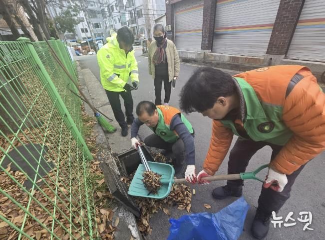 동두천시 보산동 지역자율방재단, 관내 취약지 낙엽 수거 활동 전개