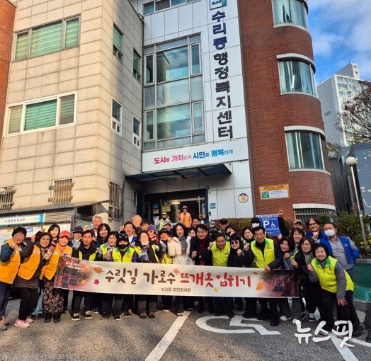군포시 수리동, 주민과 함께한‘수릿길 가로수 뜨개옷 입히기’