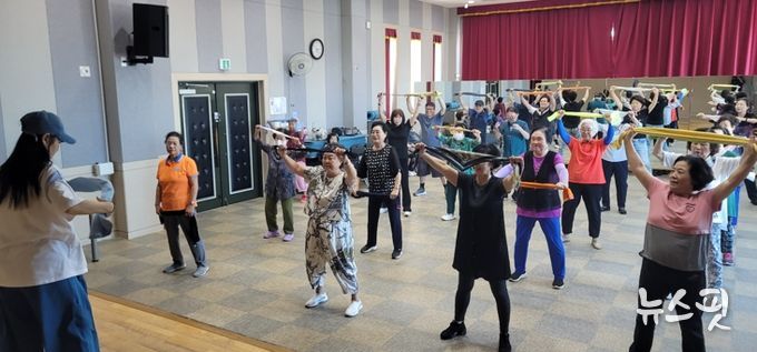 오이도문화복지센터, 시니어 근력보강 프로그램 성료…“튼튼한 나, 활기찬 시니어” 큰 호응