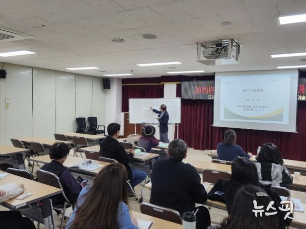 이종남 연구관의 재배기술 교육을 듣고 있다