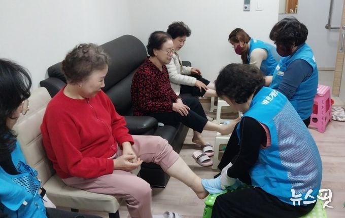 바르게살기운동 동삭동위원회, 경로당 방문해 손발 케어와 이미용 및 인지활동 봉사 펼쳐