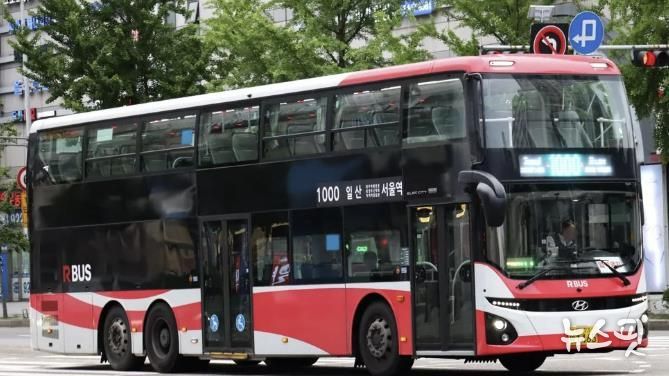 고양시에서 서울시로 운행하는 1000번 직행좌석버스 노선에 투입된 2층 버스