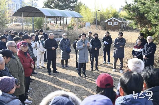 조용익 부천시장이 2일 상동 영상문화단지에서 열린 ‘틈만나면, 현장속으로’ 에 참석해 파크골프장 설치에 대한 시민 의견을 청취하고 있다.