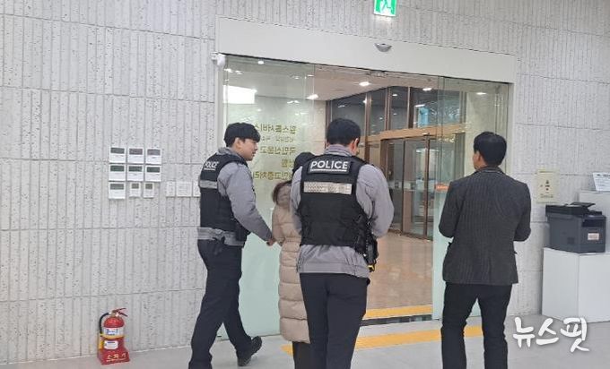 수원시가 ‘악성·반복 민원 대응 모의훈련’을 하고 있다.