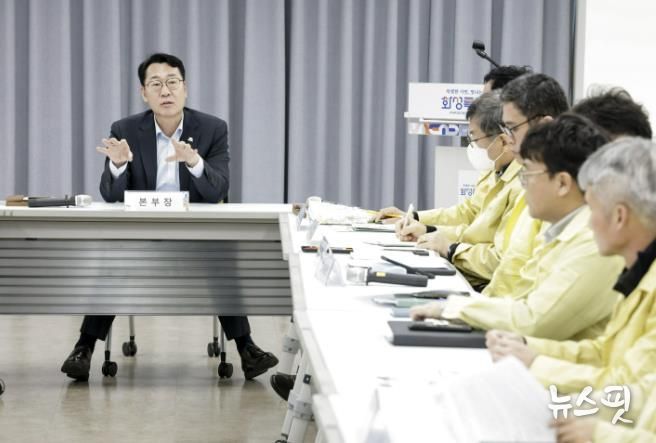 3일 정명근 화성특례시장이 관계 공무원들과 함께 동탄숲 생태터널 전면 통제에 따른 교통 대책 조치사항을 점검하고 있다.(화성시 제공)