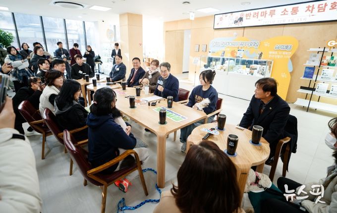 4일 오후 김동연 경기도지사가 반려마루 여주에 방문하여 관계자들과 간담회를 진행하고 있다.
