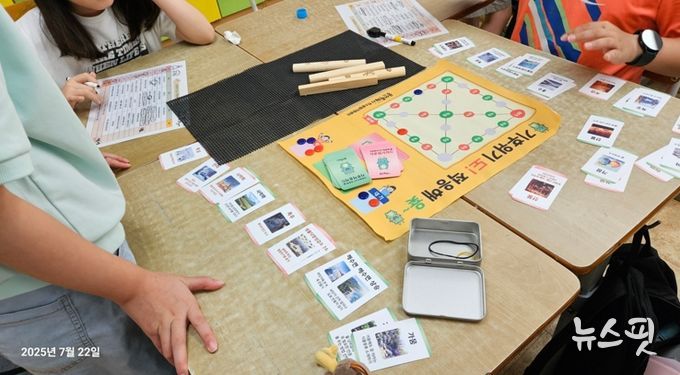 용인특례시 기후변화체험교육센터가 자체 개발한 교구 '기후위기도 적응해 윷.(용인시 제공)