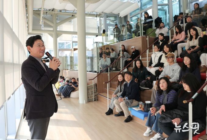 이상일 용인특례시장이 7일 SERI PAK with 용인에서 열린 박세리 전 감독의 토크콘서트에 참석해 인사말을 하고 있다.(용인시 제공)