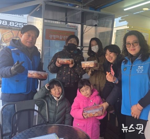 광명시 광명6동 지역사회보장협의체는 지난 5일 관내 꿈나무 어린이집 원아들이 직접 담근 김치를 마을냉장고에 기부하는나눔 행사를 진행했다.