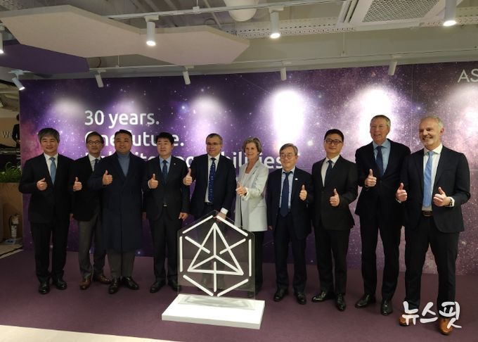 조승문 화성특례시 제2부시장이 히쳄 엠사드 ASM CEO, 이영석 ASM 코리아 대표 등 주요 내빈들과 기념촬영을 하고 있다.(화성시 제공)